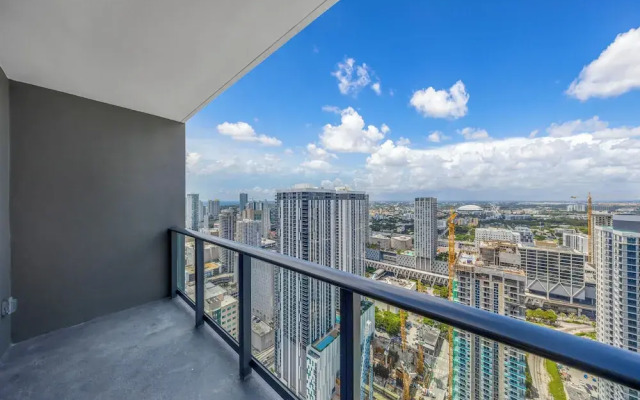 Skyline Retreat Chic 1-BR with City View