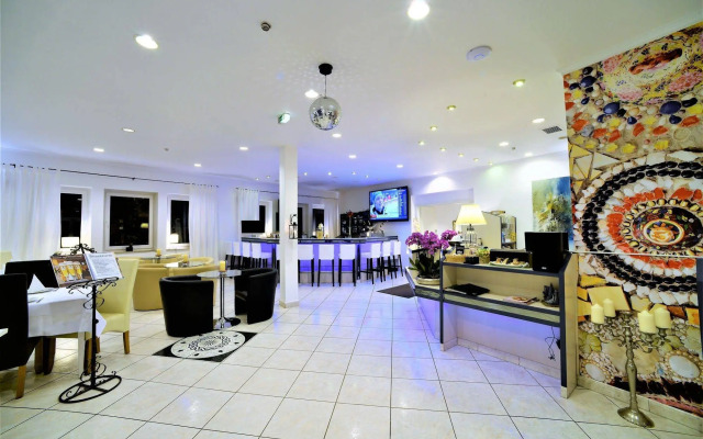 Ascot Hotel