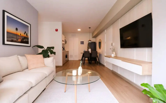 w Lively 2BR With Balcony in Miraflores