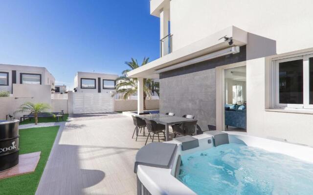 Casa Bos Dolphin Pool Jacuzzi 6p