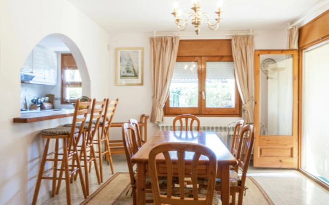 Appealing Holiday Home in Sant Pere Pescador With Garden - фото 3