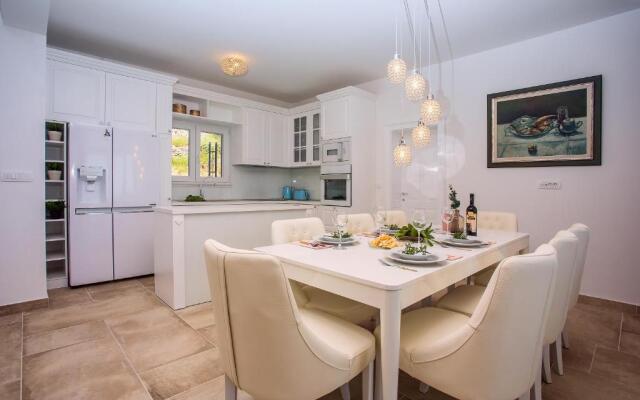 Villa Porto Mimice, 40sqm Heated Private Pool, 4 bedrooms, Sauna, Gym, Billiard