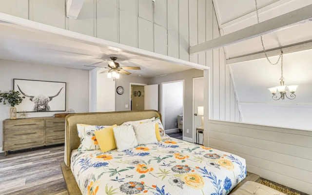 Waterfront Yard, Dock + Game Room: Linn Creek Home