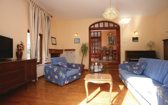 Amazing Home in Kapelica With Wifi and 5 Bedrooms