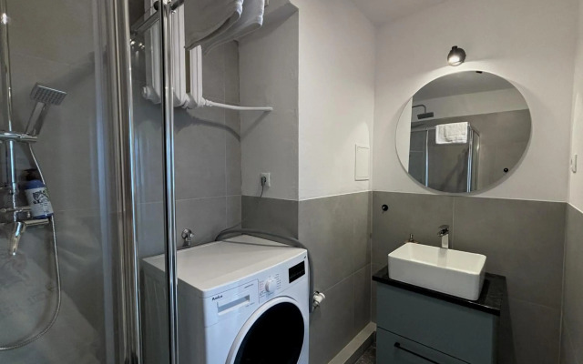 oompH Warsaw Central 3-bedroom Flat