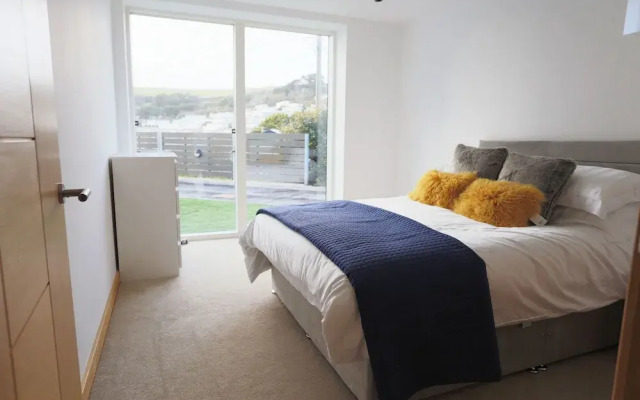 4 bed beach house with hot tub