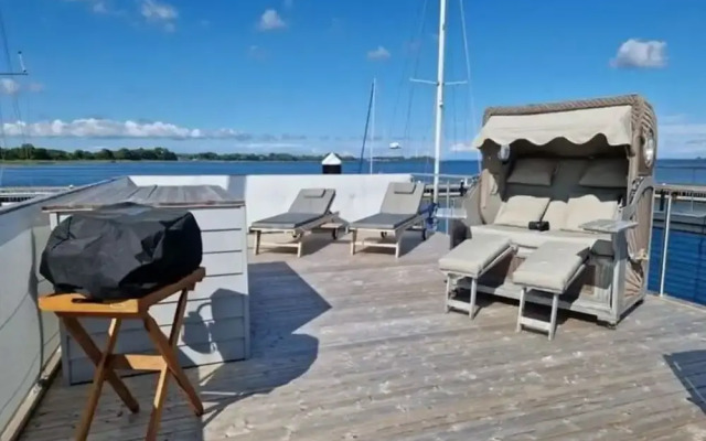 Houseboat Liliput Comfortable Holiday Residence
