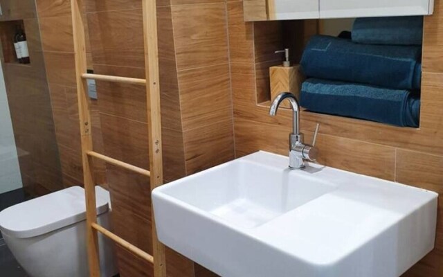 THE Roezetta1 Luxury Stylish Unit, Walk TO City