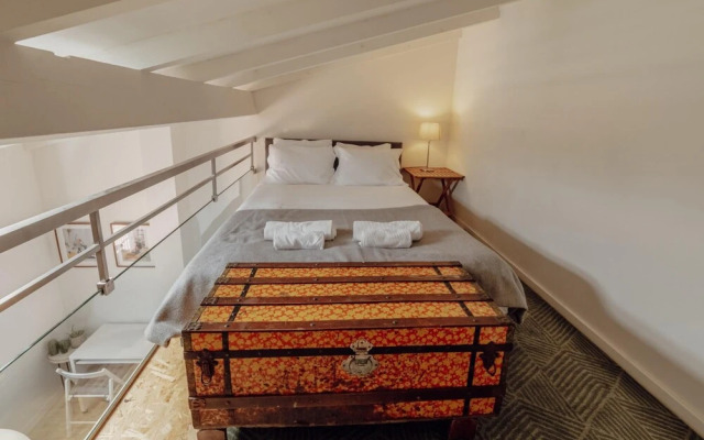Mezzanine Stylish Apartment T