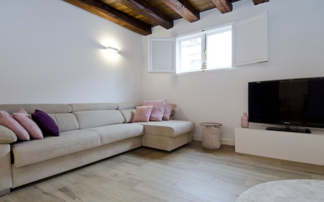 Hellenhost Gran Vía V