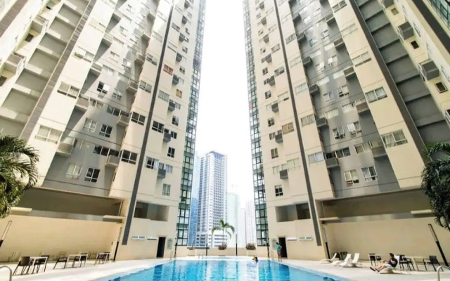 L1 Twin Bed Staycation in Bonifacio Global City
