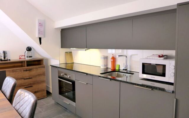 Henrys Apartment 300