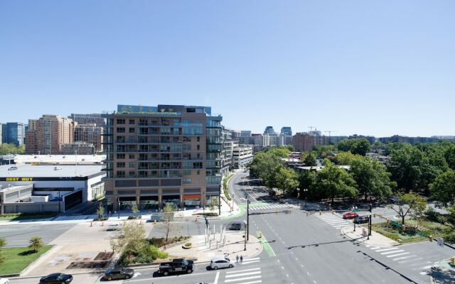 Gorgeous Apt with Rooftop City View