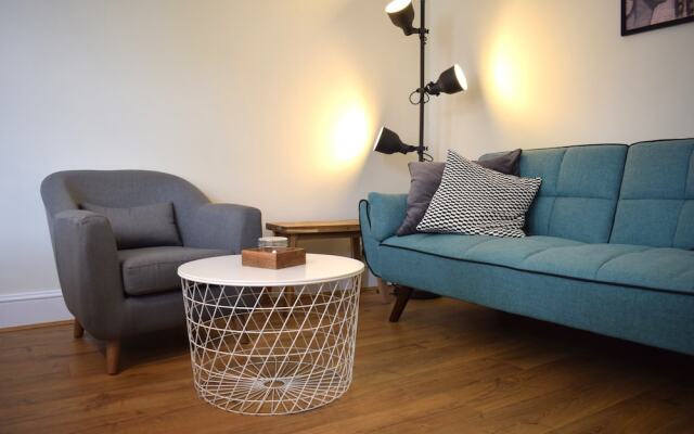 Modern 2 Bedroom Apartment in Queen's Park