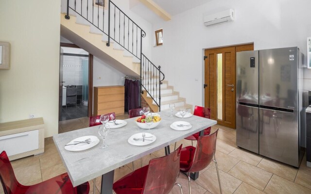 Amazing Home in Liznjan With Wifi and 2 Bedrooms