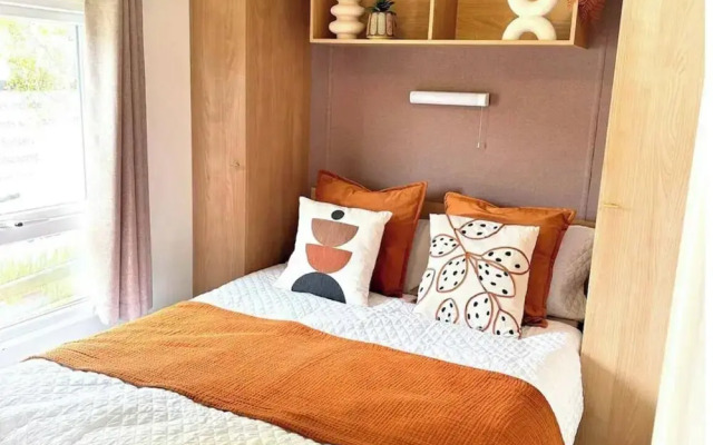Harwich - Caravan - Sleeps 10 - Garden - Pool