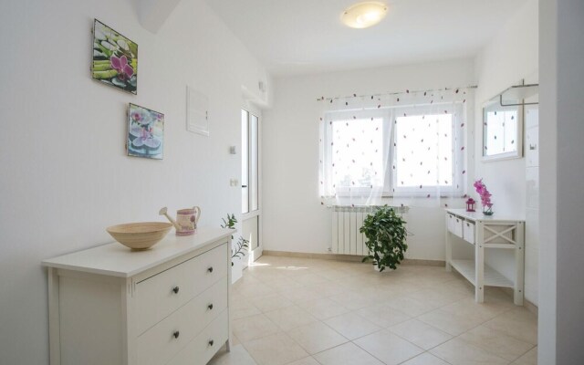 Amazing Home in Drenje With Wifi and 4 Bedrooms