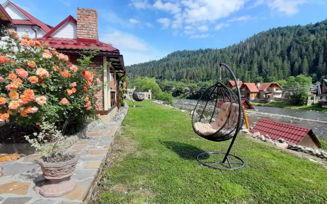 "Обійми гір"Котеджі