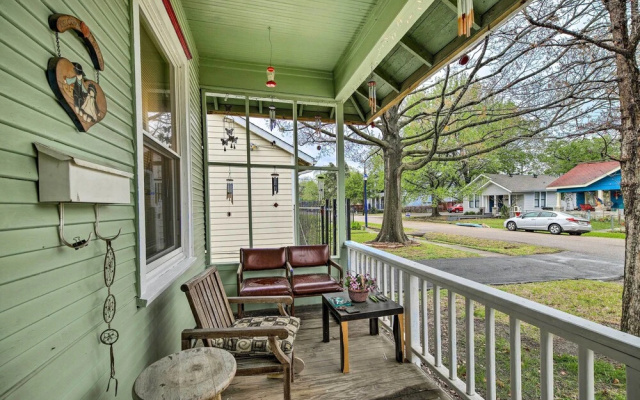 Pet-friendly Home w/ Yard: 3 Mi to Dtwn Houston!