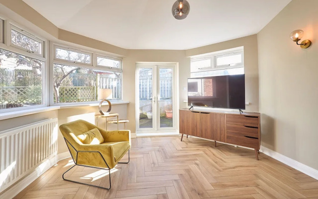 Host Stay Louvaine House