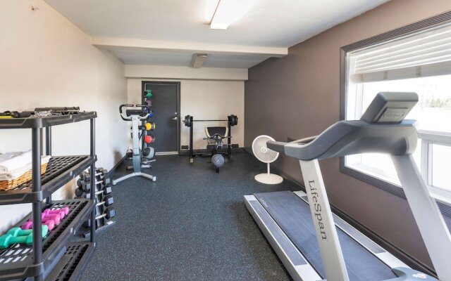 Days Inn & Suites Whitecourt