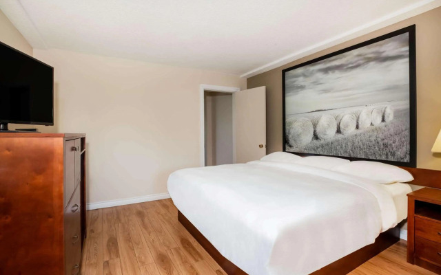 Super 8 by Wyndham Smoky Lake