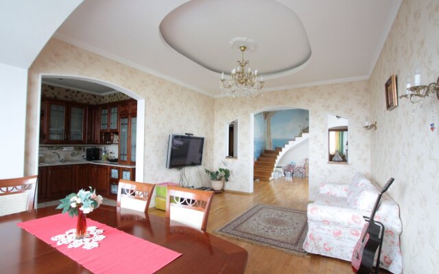 Crocus Expo Townhouse for 18 + Fireplace Apartments