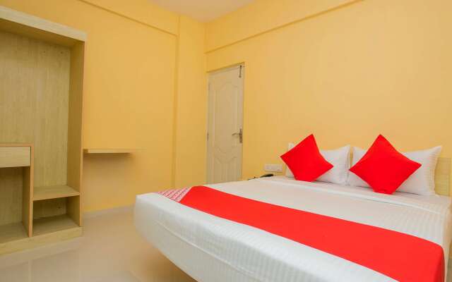 OYO 10522 Varcity Emerald