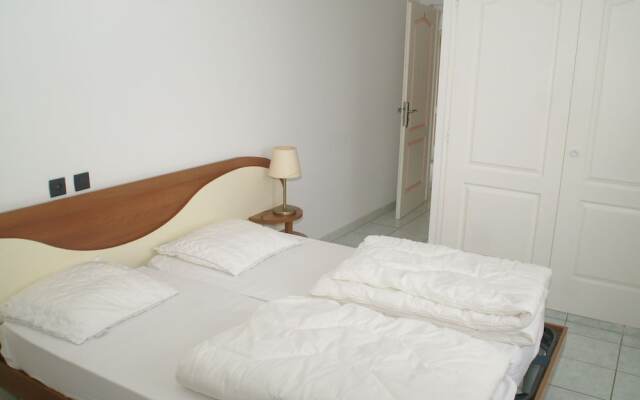 Spacious house, 100m from the beach, swimming pool.