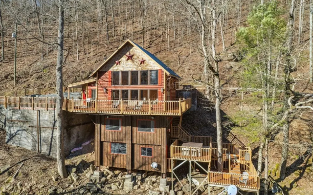 Very Secluded Breathtaking Riverfront Game Room