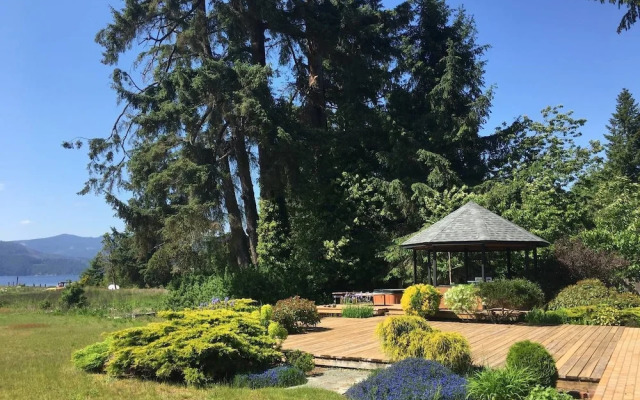 B - Sechelt Private Coastal Home