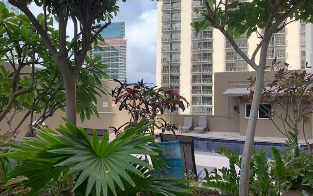 Your Little Piece of Paradise Pool, BBQ & Wifi at Inn on the Park 613