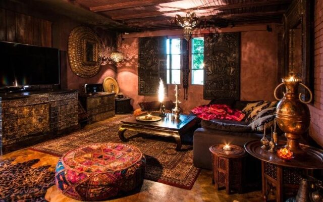 Bijou Hotel / Love and Romance