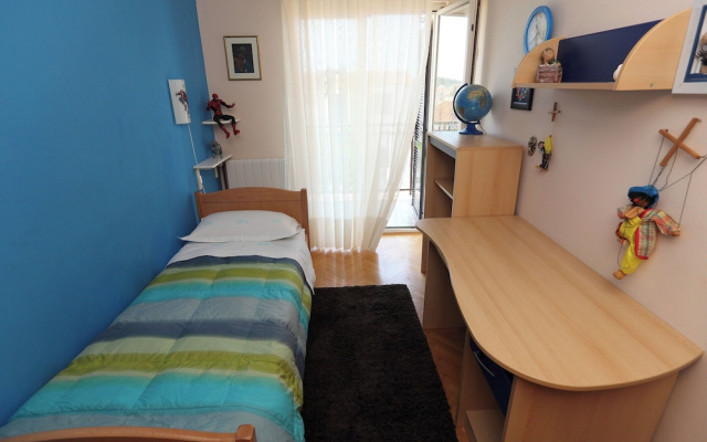 House Mrcela 200m From Beach