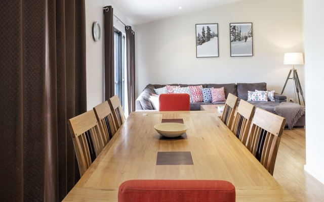 Khione 1 - Modern & spacious with views towards Lake Jindabyne & the mountains beyond – Guest Rooms – Jindabyne