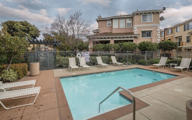 Posh Waterfront - 3 Br Condo