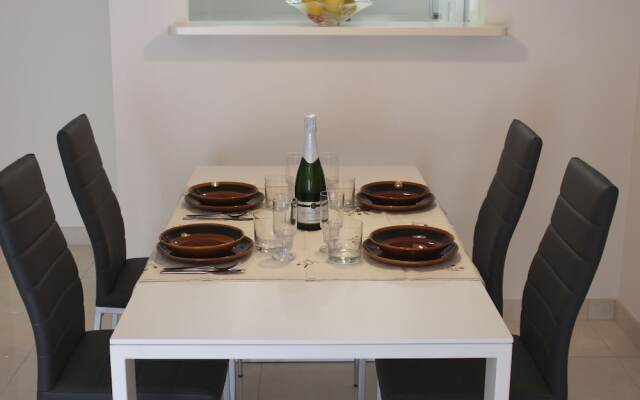 Quaint Apartment in Roses near Nova Sand Beach