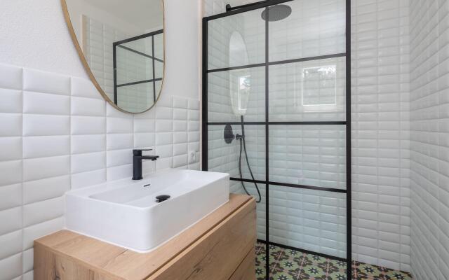 Sina in Splitska with 4 bedrooms and 3 bathrooms