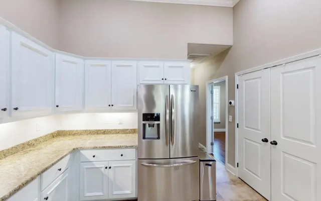 2 Mi to Beach! Group-friendly Navarre Getaway