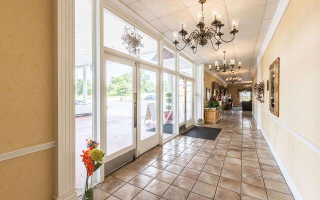 Econo Lodge Inn & Suites