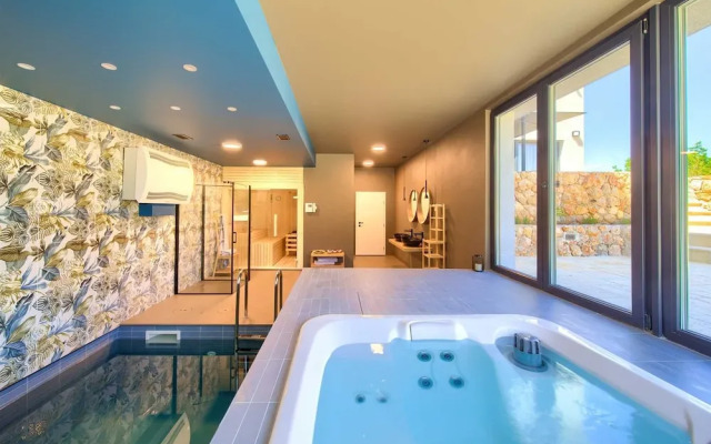 Villa Astrum With Heated Pool Jacuzzi and Sauna