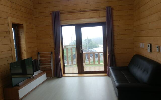 Daegwallyeong Solbawee Log-Housing Pension