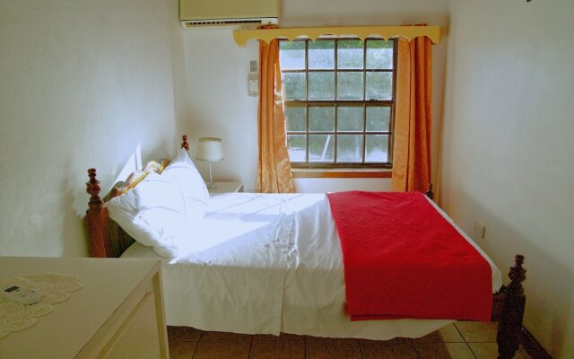 Tropical Breeze Guesthouse and Furnished Apartments