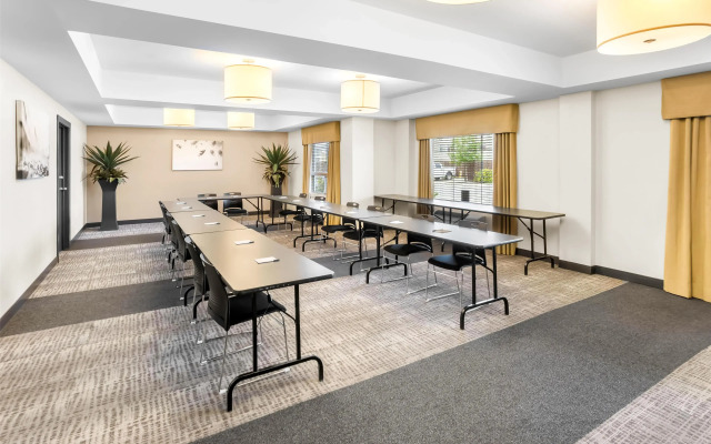 Best Western Thompson Hotel & Suites