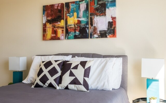 SoHo 1 BR with Balcony by Frontdesk