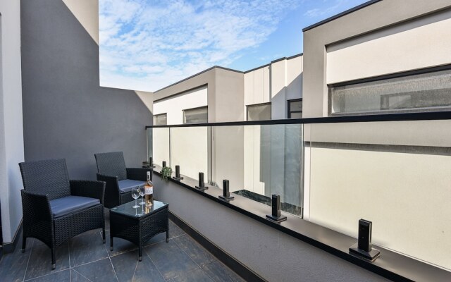 CARLISLE Bright Townhouse in Great Location