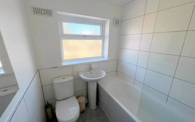 Spacious 4-bed House in Thornton Heath
