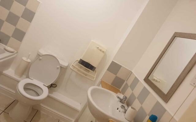 2 Bed Apartment B70 off M6 With Free Parking