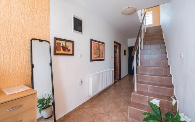 Amazing Home in Liznjan With 4 Bedrooms, Wifi and Outdoor Swimming Pool