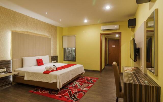 RedDoorz Plus near Dunia Fantasi Ancol